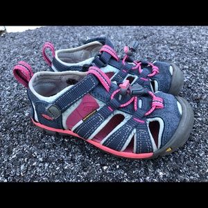 Keens size 11 (little kid)